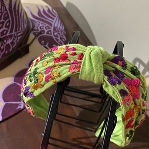 Multicolor handmade embroidered floral headband 💚